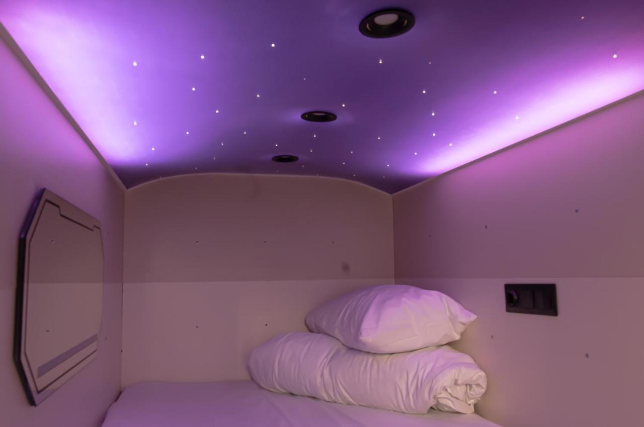 Av-2 Capsule Hotel Kiev Esterno foto