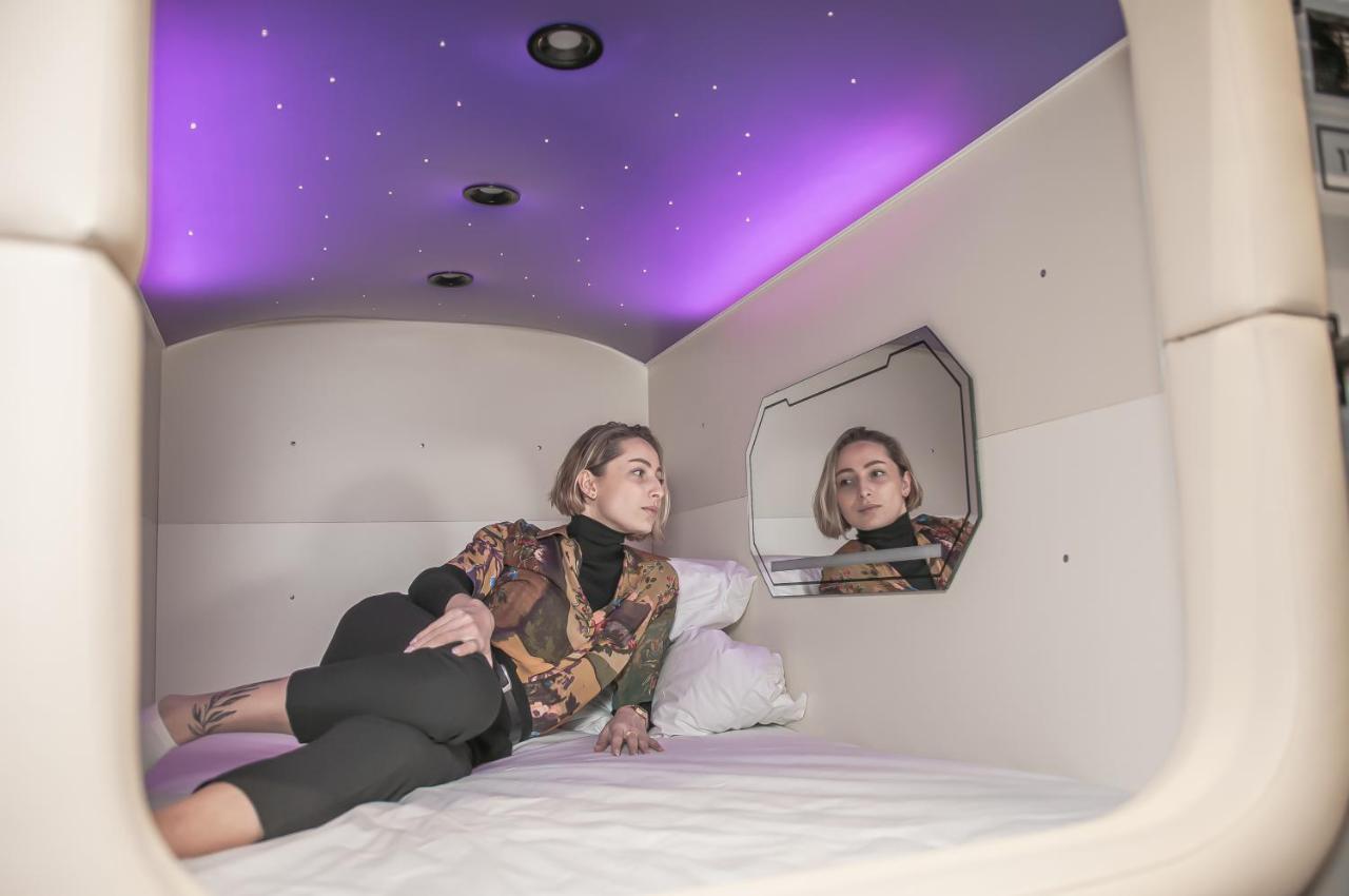 Av-2 Capsule Hotel Kiev Esterno foto