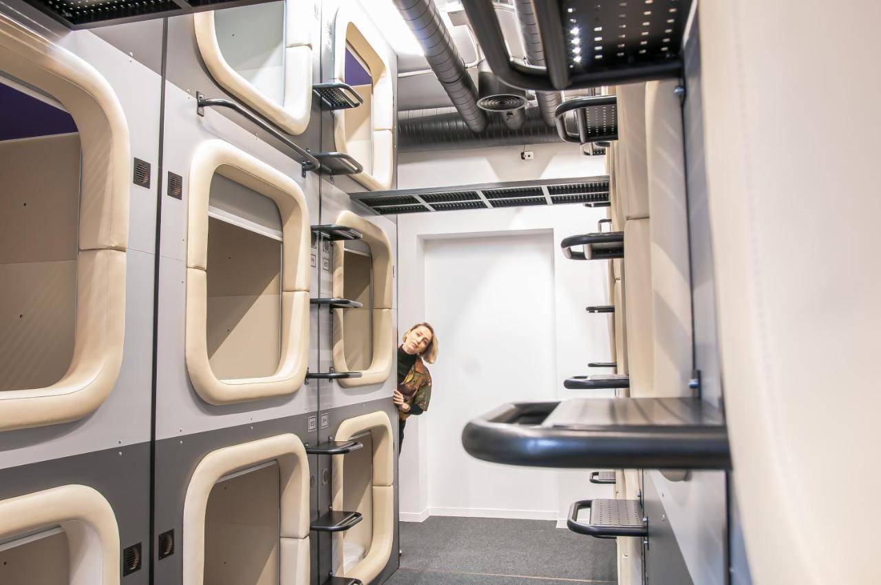 Av-2 Capsule Hotel Kiev Esterno foto