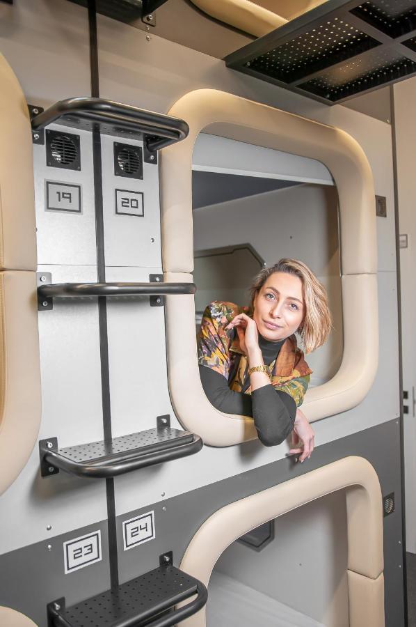 Av-2 Capsule Hotel Kiev Esterno foto