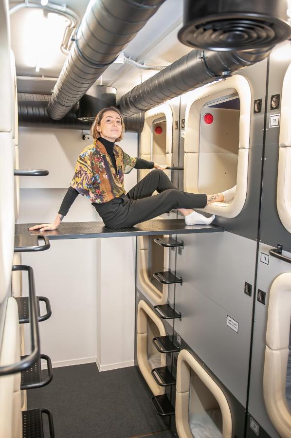 Av-2 Capsule Hotel Kiev Esterno foto